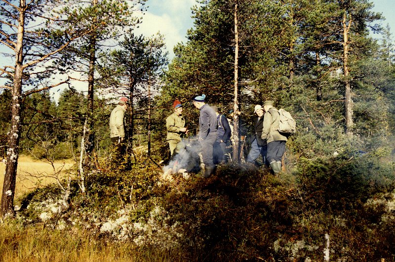 1985 Kaffekok på Kattjonnmyra.jpg - 25 september 1985. Første jaktdag dette året. Kaffekok på Kattjønnmyra. F.v.: Kåre Høyby, Gunnar Amdal, Bjarne Stokdahl, John J. Venn (nesten skjult), Jørgen Wenn og Jon Amdal